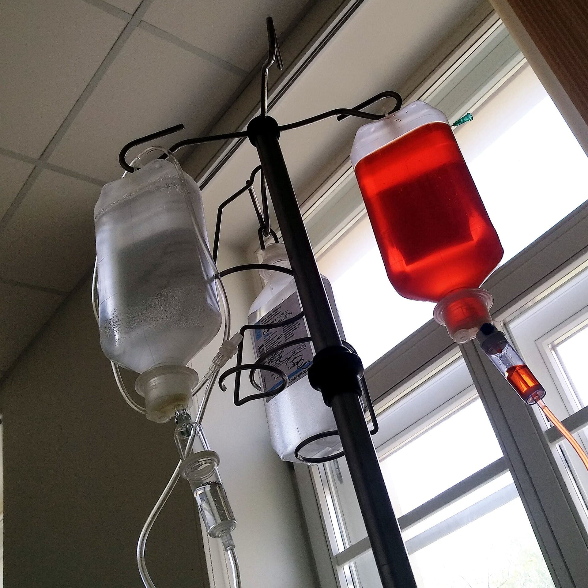 Infusionsflaschen mit den Komponenten des R-CHOP-Chemotherapie-Regimens, eine tiefrot