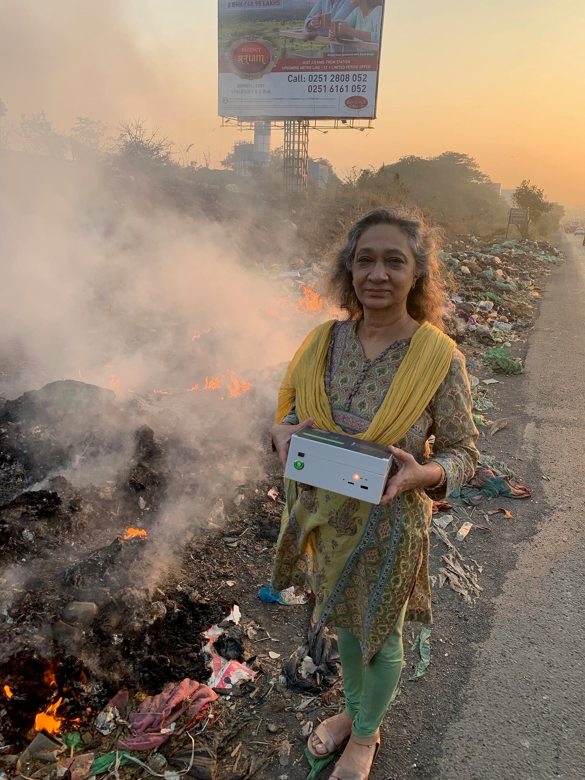 Messung maximaler PM2.5-Feinstaubkonzentrationen an einer brennenden Müllkippe am Straßenrand in der Nähe von Mumbai, Indien
